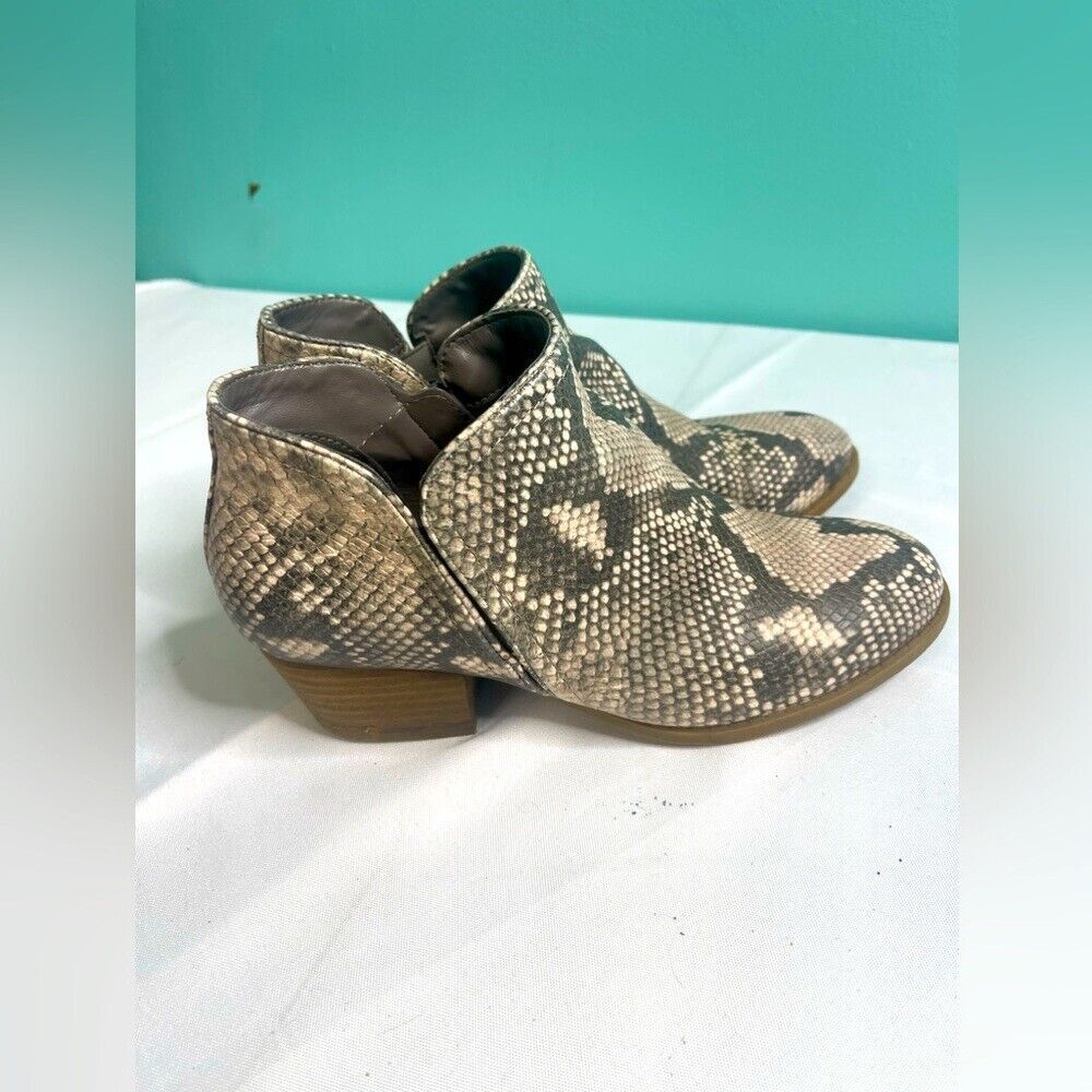 Fergie snakeskin‎ bootie size 8 1/2